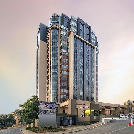 Luxury @ Sandton Skye Йоханесбург Екстериор снимка